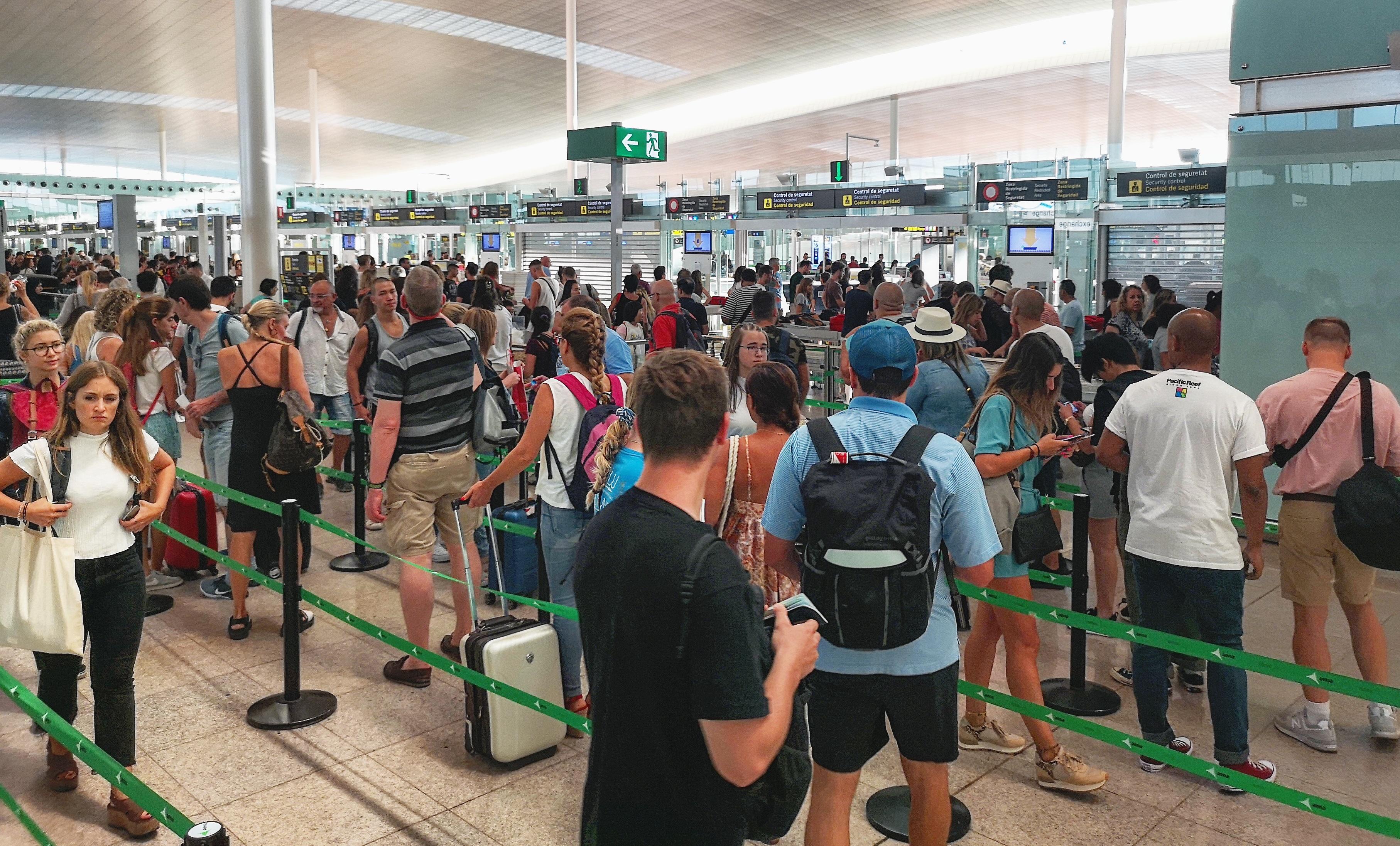 Colas de pasajeros al aeropuerto del Prat el primer día de huelga de los vigilantes de los controles de seguridad | David Cobo