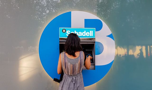 Una dona al nou caixer de Banc Sabadell