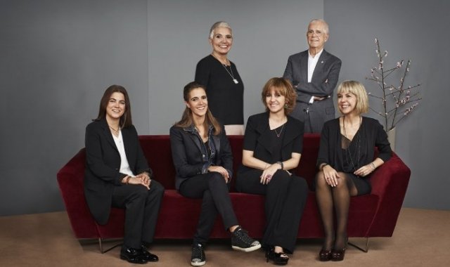 Rosa Oriol i Salvador Tous i les seves quatre filles, en una imatge corporativa Rosa Oriol i Salvador Tous i les seves quatre filles, en una imatge corporativa