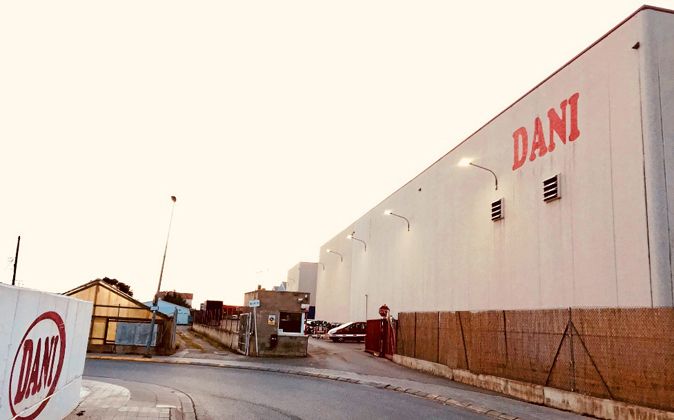 Exterior de la hacèbrica del Grupo Dani a Vilassar de Mar | Cedida Exterior de la hacèbrica del Grupo Dani a Vilassar de Mar | Cedida