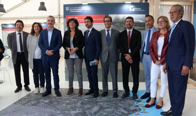 Les autoritats que han assistit a la inauguració del Saló Nàutic de Barcelona, amb els consellers Damià Calvet i Teresa Jordà, i el tinent d'alcalde Jaume Collboni, entre altres  | ACN