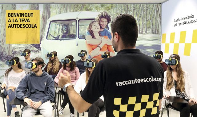 Els alumnes del RACC han de fer front a situacions reals de conducció gràcies a la realitat vritual