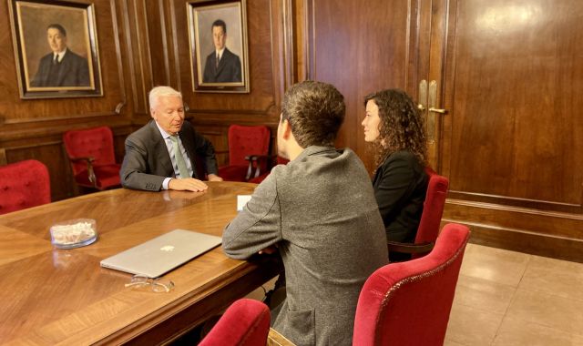 Antoni Abad rep 'VIA Empresa' a la sala de reunions de la Cecot | Cecot