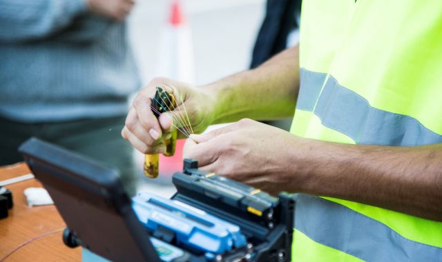 Un tècnic amb cable de fibra òptica | Generalitat de Catalunya