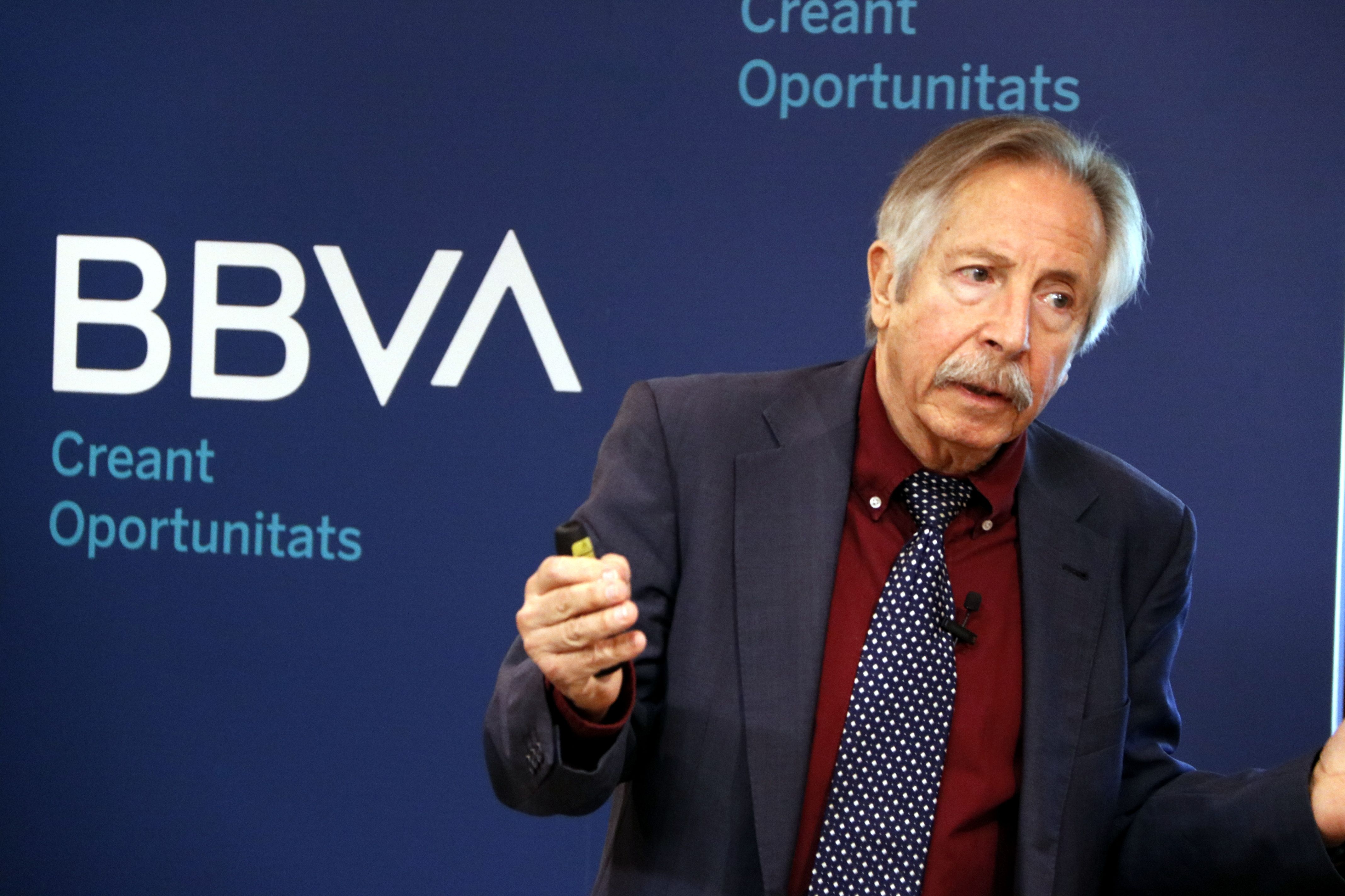 El director de l'Anuari Econòmic Comarcal del BBVA, Josep Oliver, presenra les comarques que més creixen | ACN El director de l'Anuari Econòmic Comarcal del BBVA, Josep Oliver, presenra les comarques que més creixen | ACN