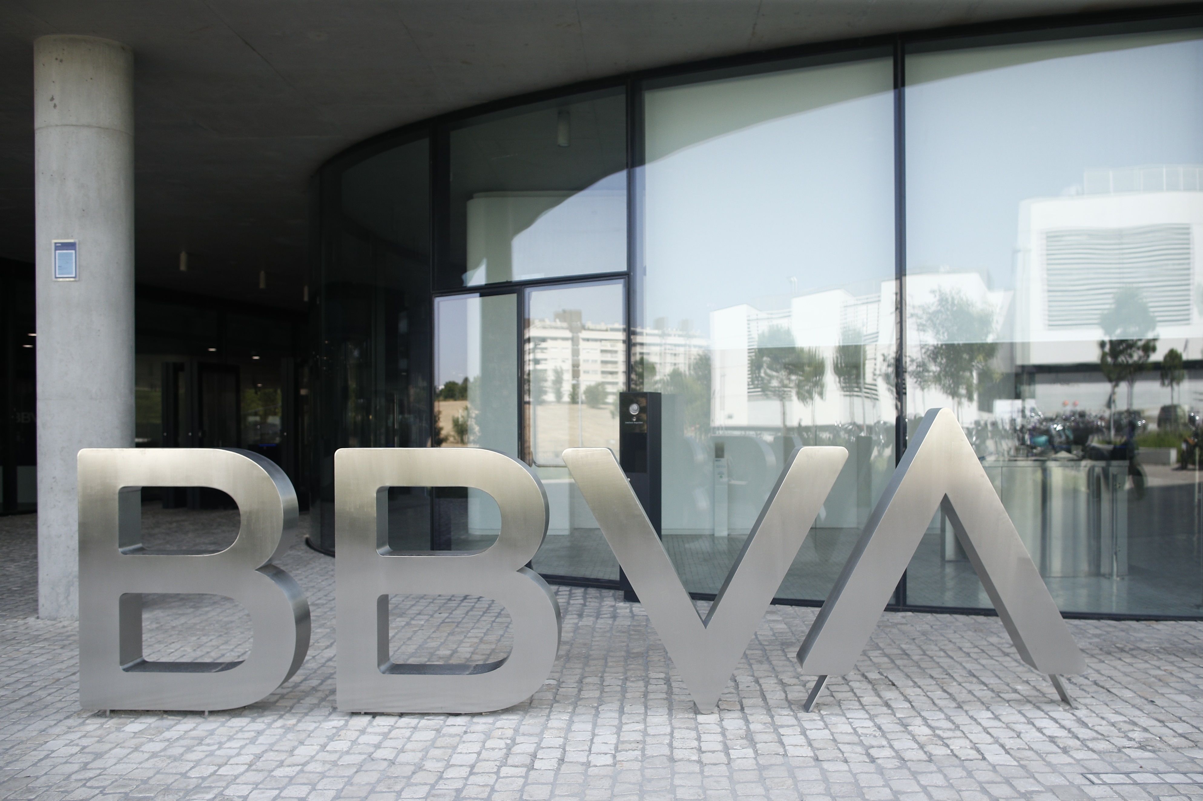El logo de BBVA, que ha obtenido unos beneficios inferiores hasta septiembre, en una imagen de archivo | Europa Press