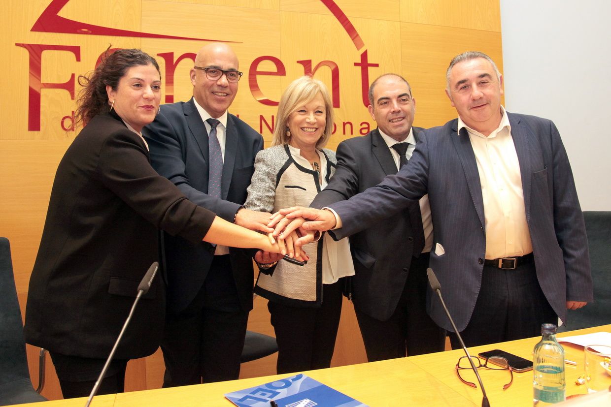 Els representants de l'ATA, AMALL i Foment signen l'acord | ACN Els representants de l'ATA, AMALL i Foment signen l'acord | ACN