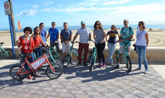 Ciclistes en el passeig marítim de València | Cedida 