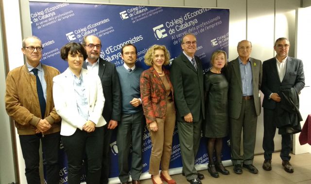 Els experts que han format el panell del debat al Col·legi d'Economistes, juntament amb el moderador, Jaume Menéndez, i el degà, Anton Gasol