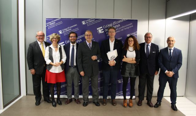 Els candidats que han participat a la taula rodona electoral del Col·legi d'Economistes amb el degà de la institució, Anton Gasol