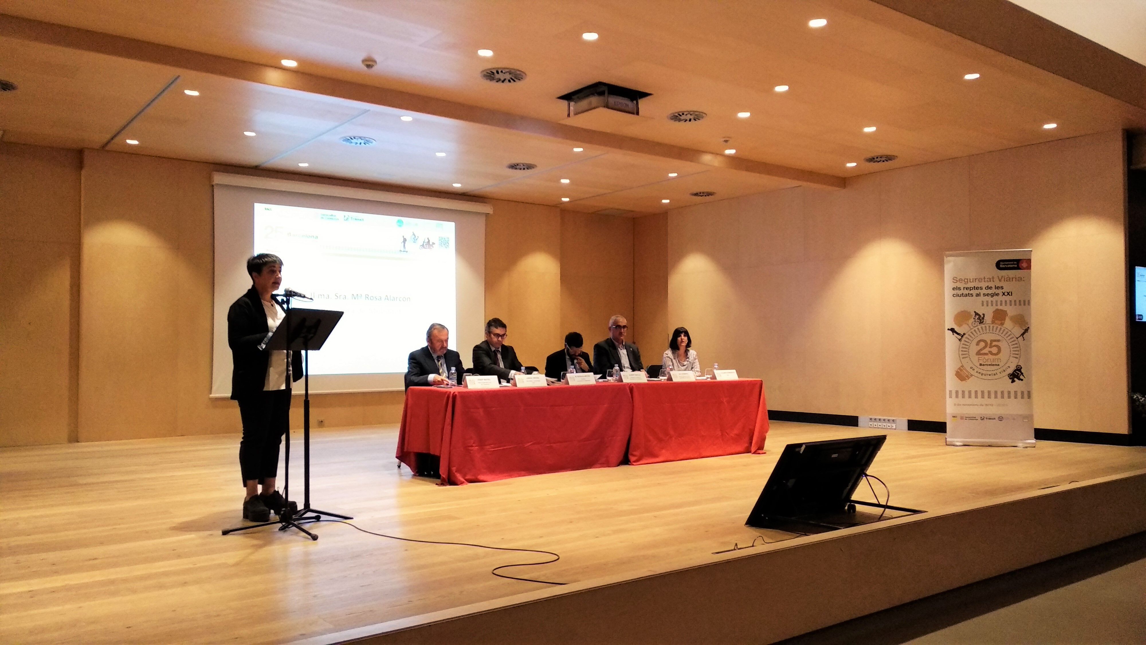 La regidora de Mobilitat de l'Ajuntament de Barcelona durant el seu discurs d'obertura del Fòrum de Seguretat Viària de Barcelona La regidora de Mobilitat de l'Ajuntament de Barcelona durant el seu discurs d'obertura del Fòrum de Seguretat Viària de Barcelona