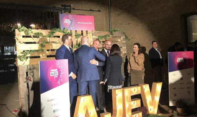 Salutació de dirigents d'AJEV i responsables empresarials i institucionals al photocall dels AJEV 2019 | NNG