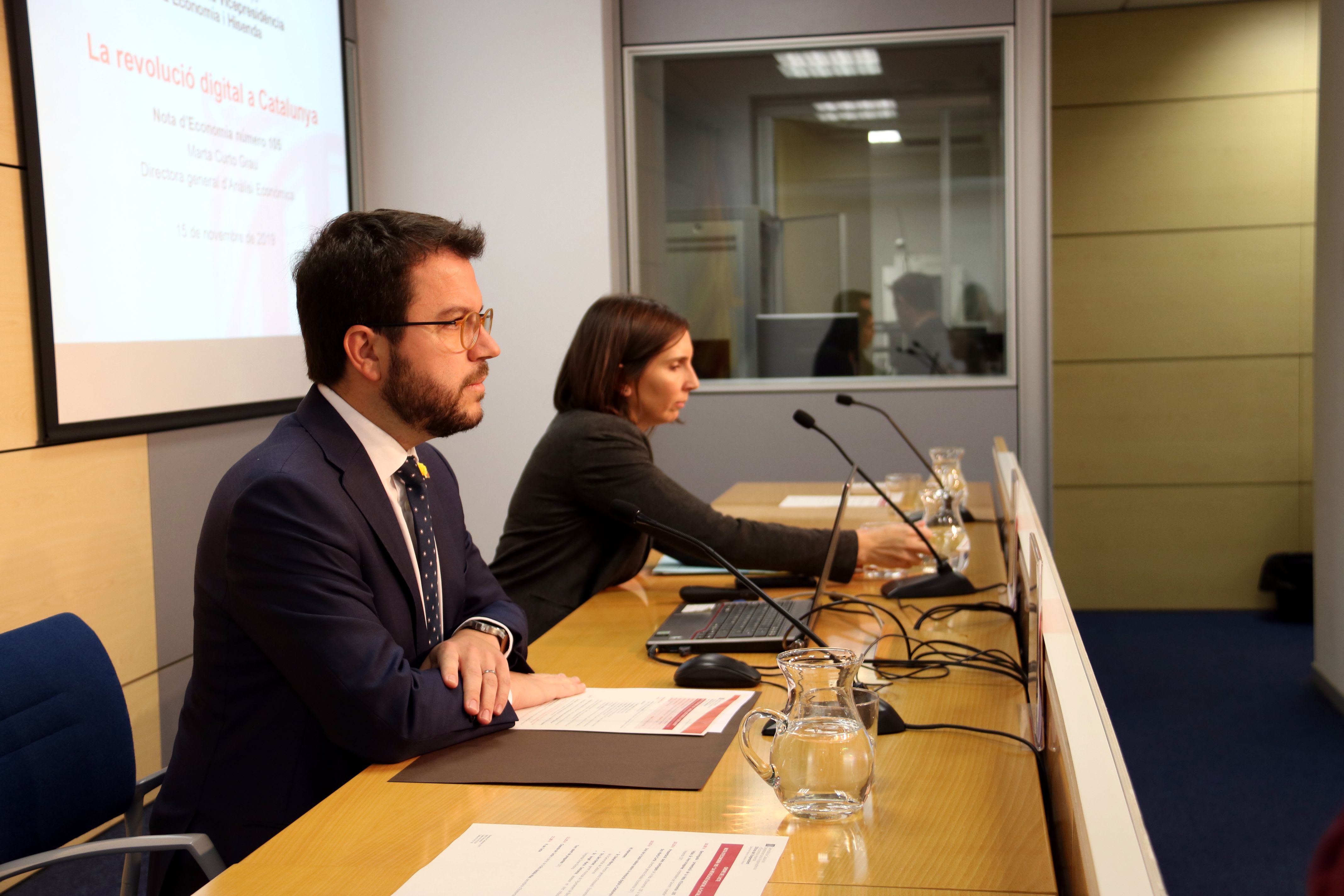 El vicepresident de la Generalitat, Pere Aragonès, durant la roda de premsa en què ha anunciat una rebaixa de les taxes universitàries | ACN El vicepresident de la Generalitat, Pere Aragonès, durant la roda de premsa en què ha anunciat una rebaixa de les taxes universitàries | ACN
