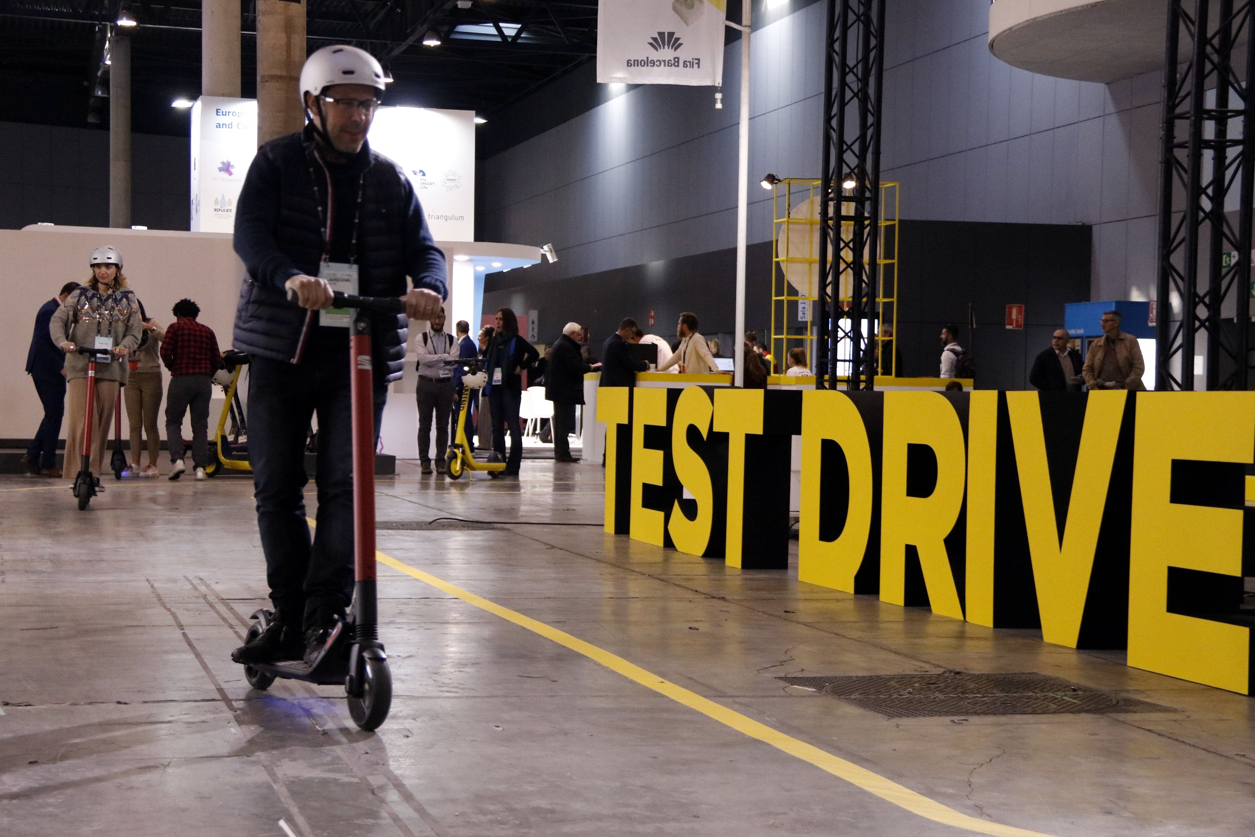 Uno de los visitantes del Smart City Expo World Congress probando un patinete | ACN Uno de los visitantes del Smart City Expo World Congress probando un patinete | ACN