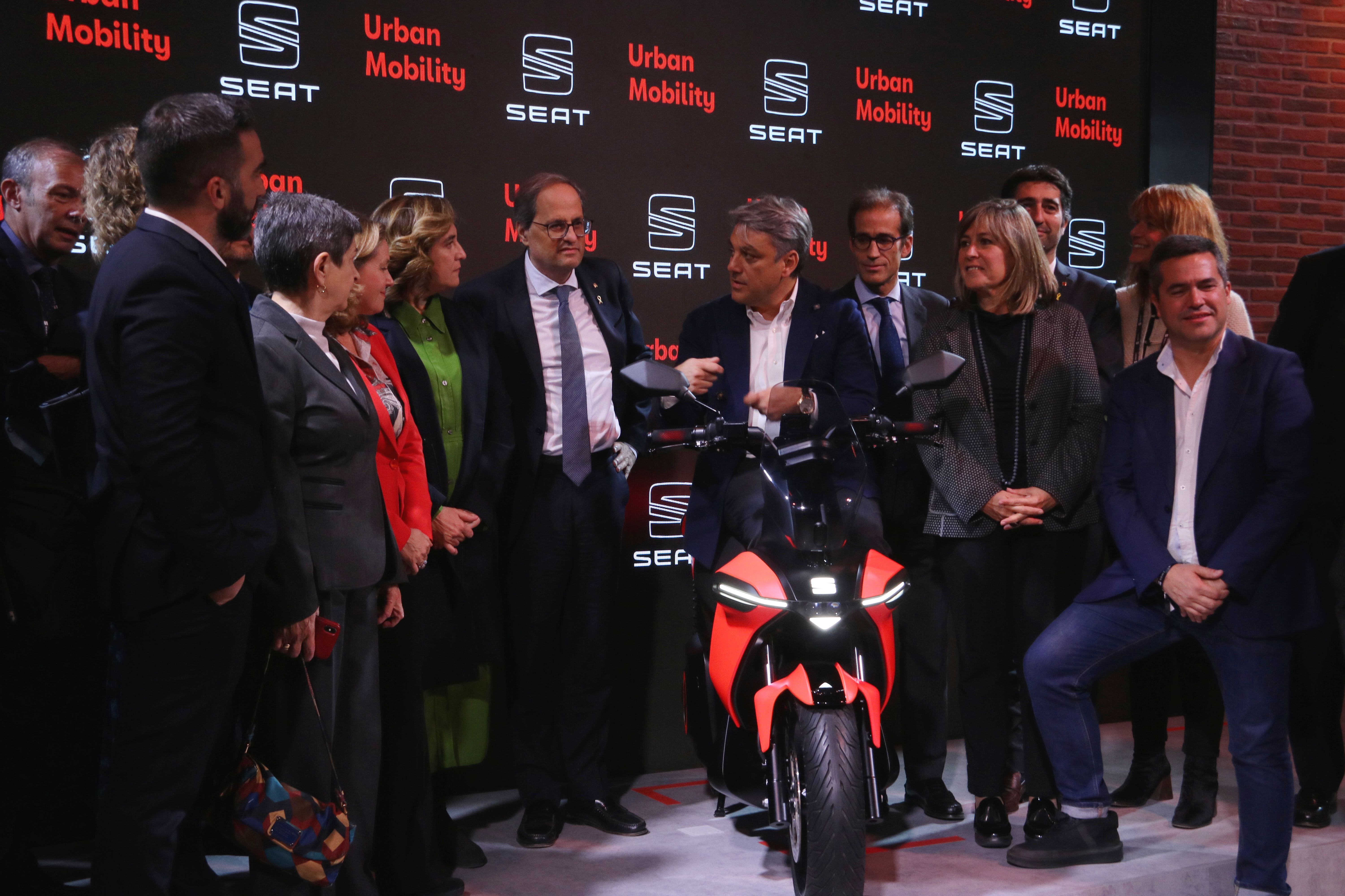 Els representats polítics a l'estand de Seat a l'Smart City. | ACN