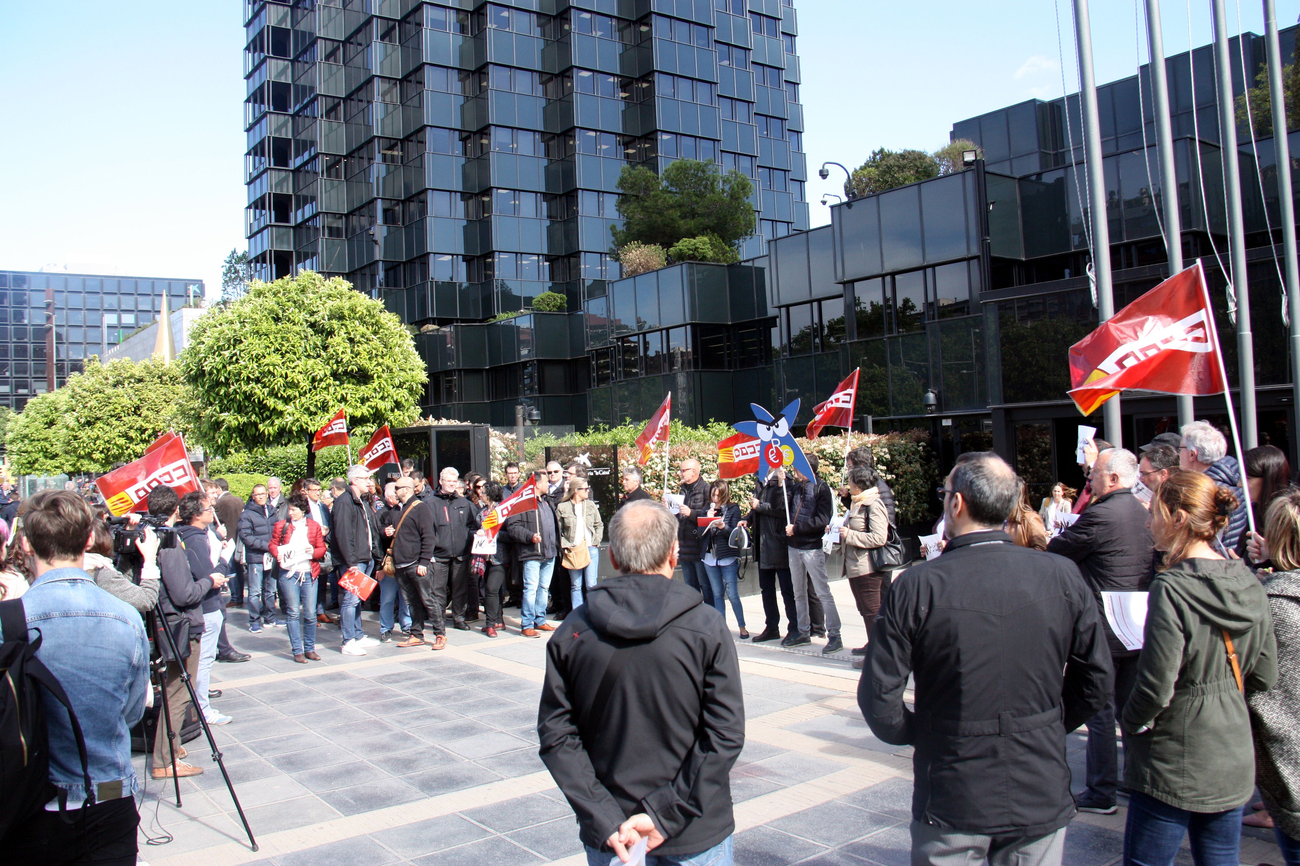 Els treballadors de Caixabank durant la concentració en contra de l'ERO | ACN Els treballadors de Caixabank durant la concentració en contra de l'ERO | ACN