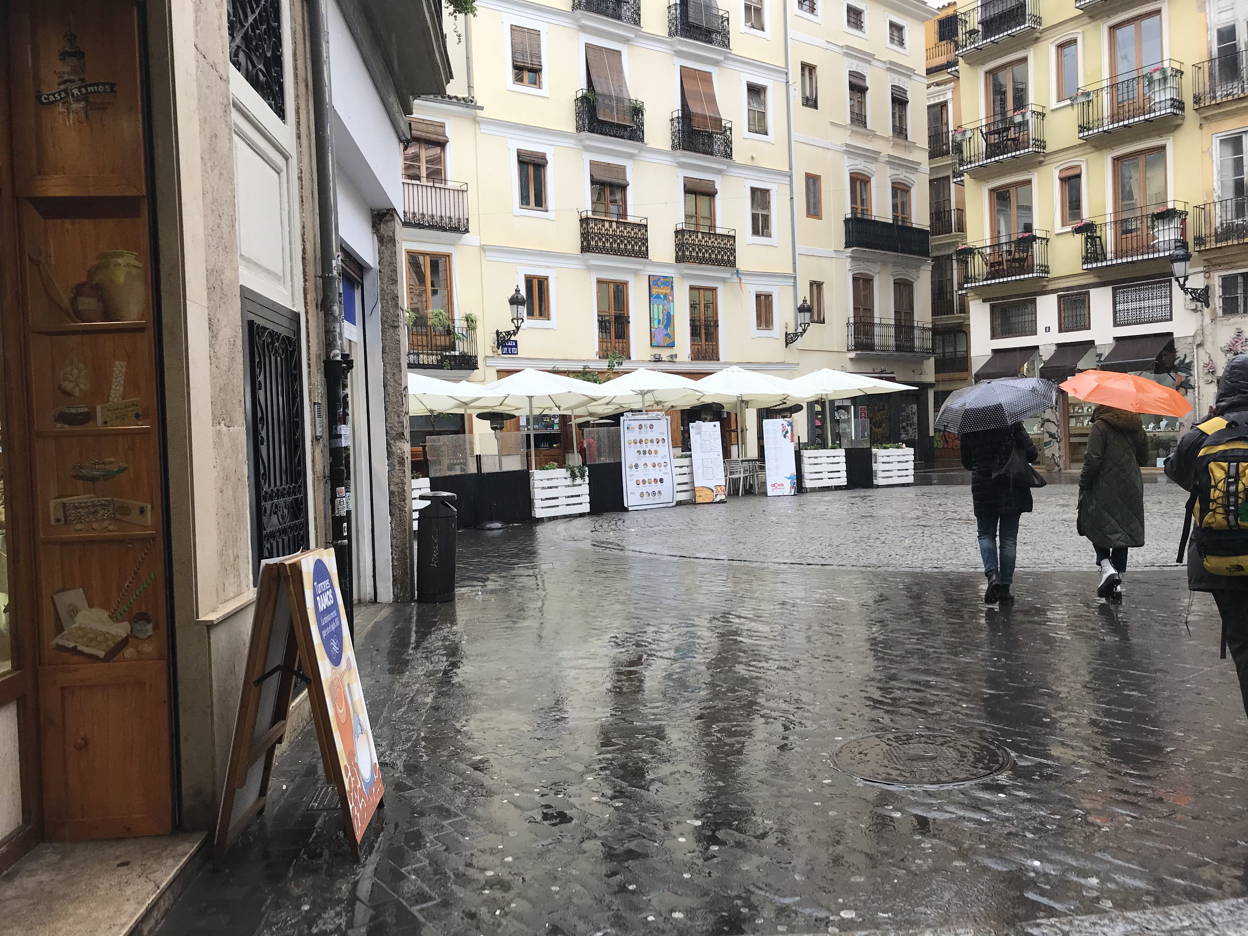 A l'esquerra, una coneguda torroneria del centre de València, aquests dies de pluja | NNG 