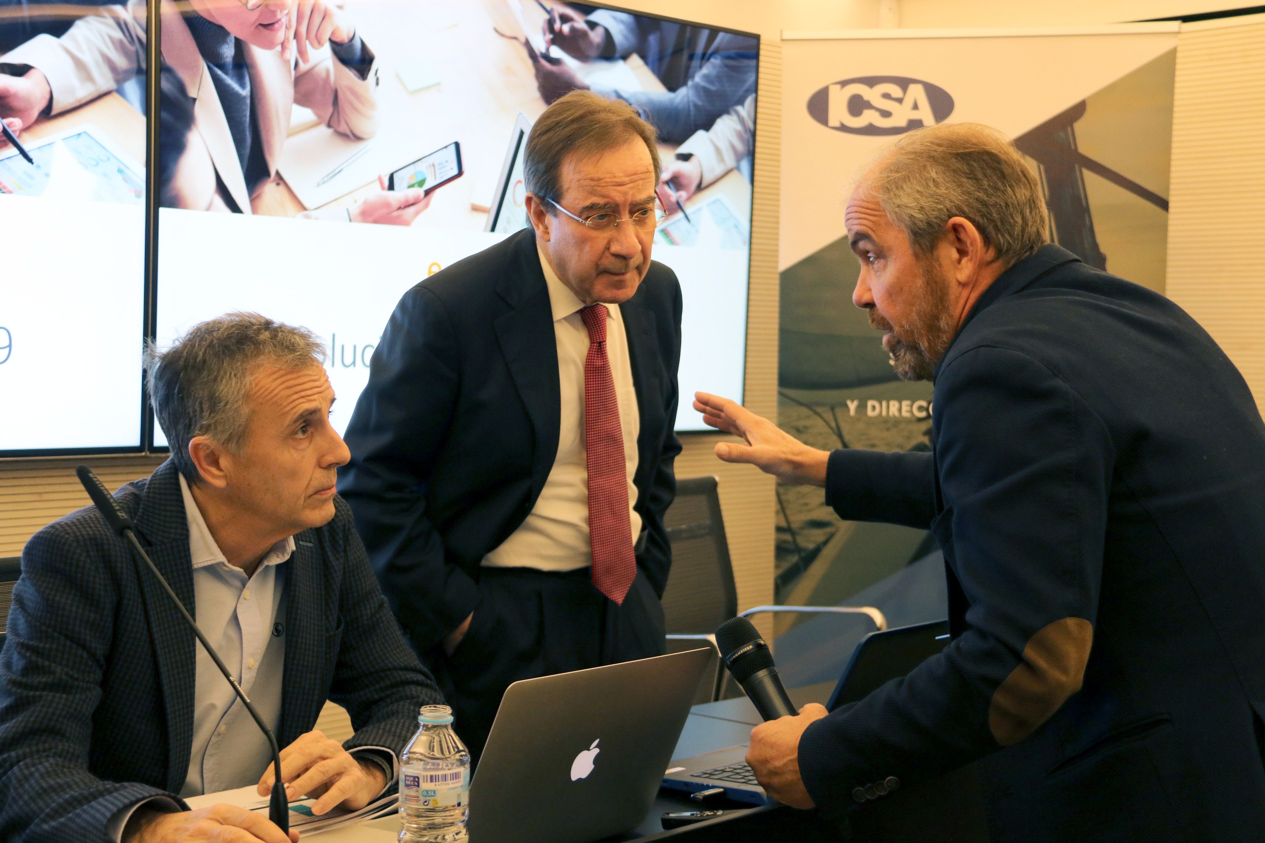 Pla mitjà del professor d'EADA, Jordi Costa, i el president d'ICSA Grup, Ernest Poveda, conversant abans de la presentació de l'estudi | ACN