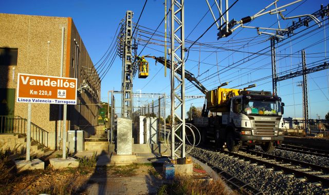 Operaris d'Adif enllestint l'electrificació en la connexió de la variant de Vandellòs al Corredor Mediterrani | ACN