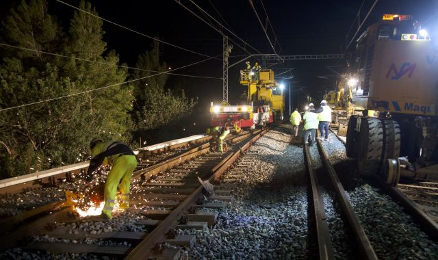 Treballs nocturns dels operaris d'Adif acabant d'enllestir la connexió de la variant de Vandellòs | ACN