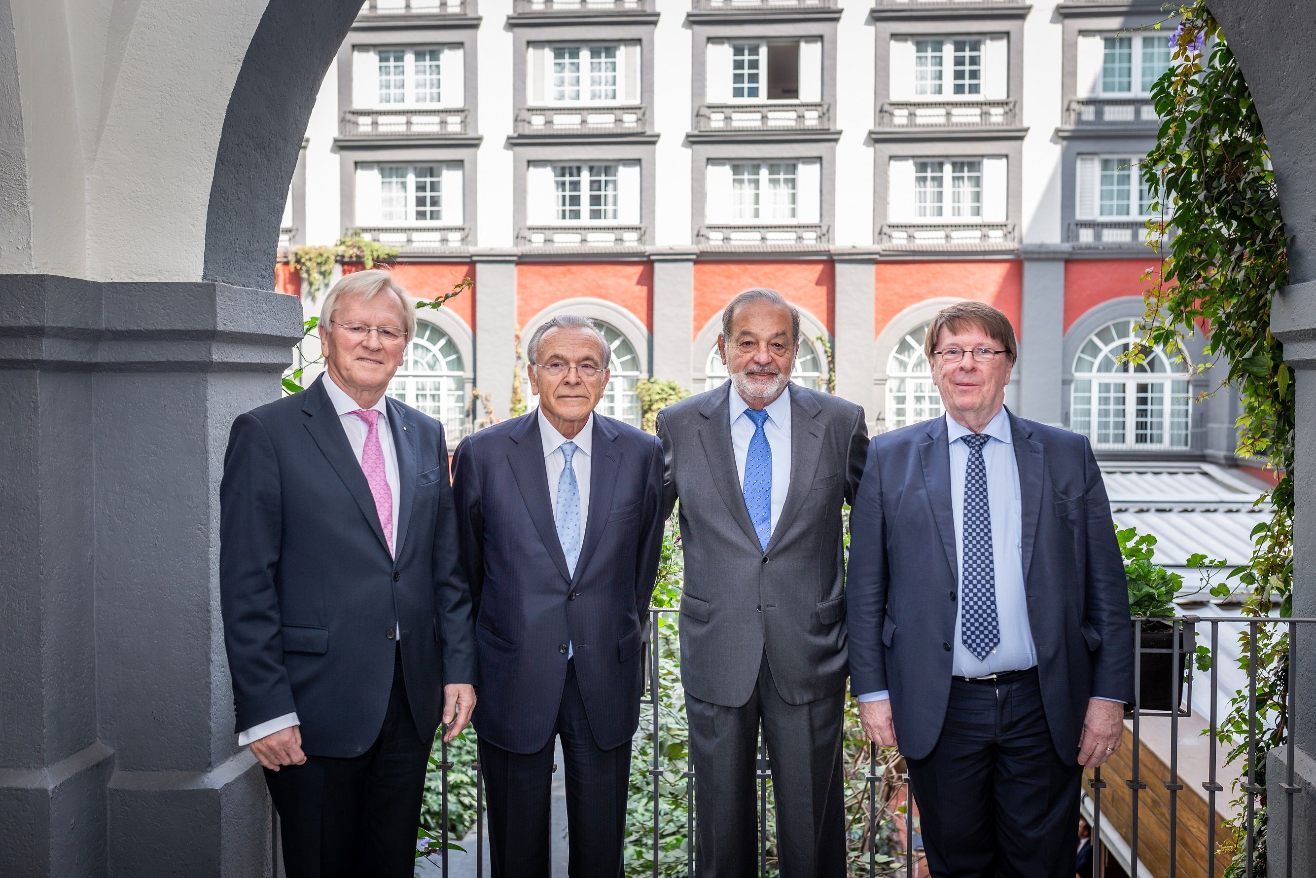 El president d'honor del WSBI, Heinrich Haasis; el president del WSBI i la Fundació La Caixa, Isidre Fainé; l'empresari Carlos Slim; i el director general executiu del WSBI, Chris De Noose | Cedida