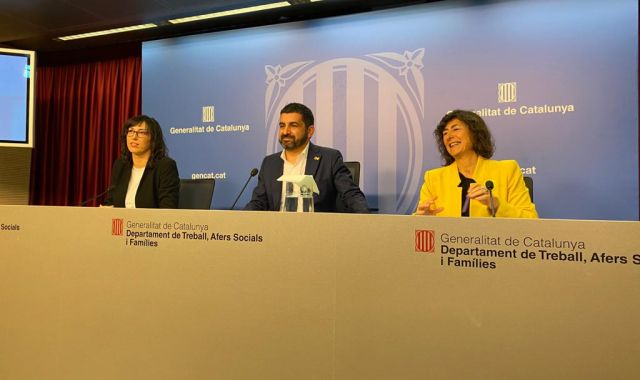 El conseller de Treball, Chakir El Homrani, a directora general d’igualtat, Mireia Mata, i de la responsable de l’Observatori del Treball i Model Productiu, Manuela Redondo | MEM