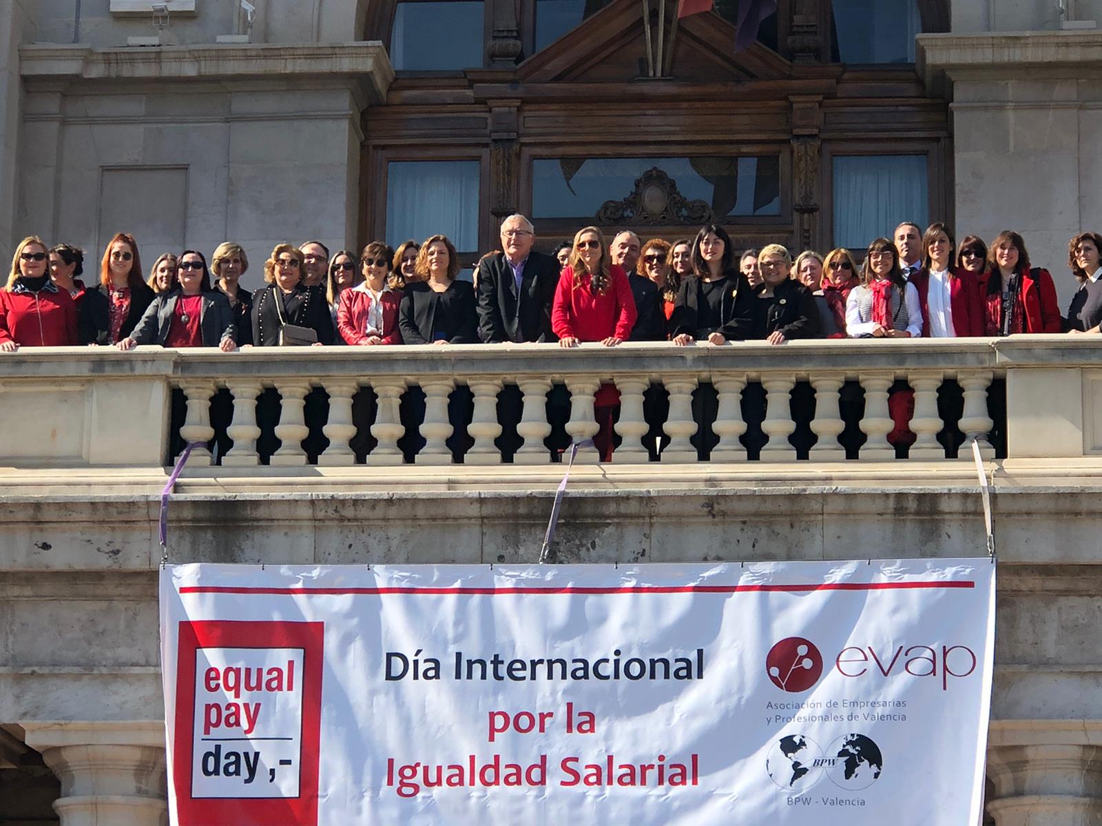 El balcó de l'Ajuntament de València, amb Equal Pay Day | Cedida