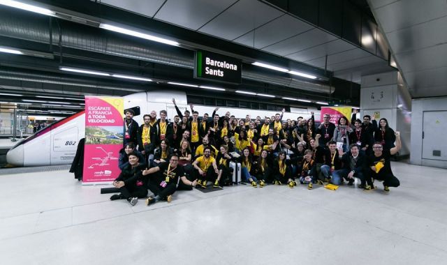 Tots els participants de l'edició 2020 de l'Imagine Express abans de pujar al tren que els ha portat a París | Berta Vicente