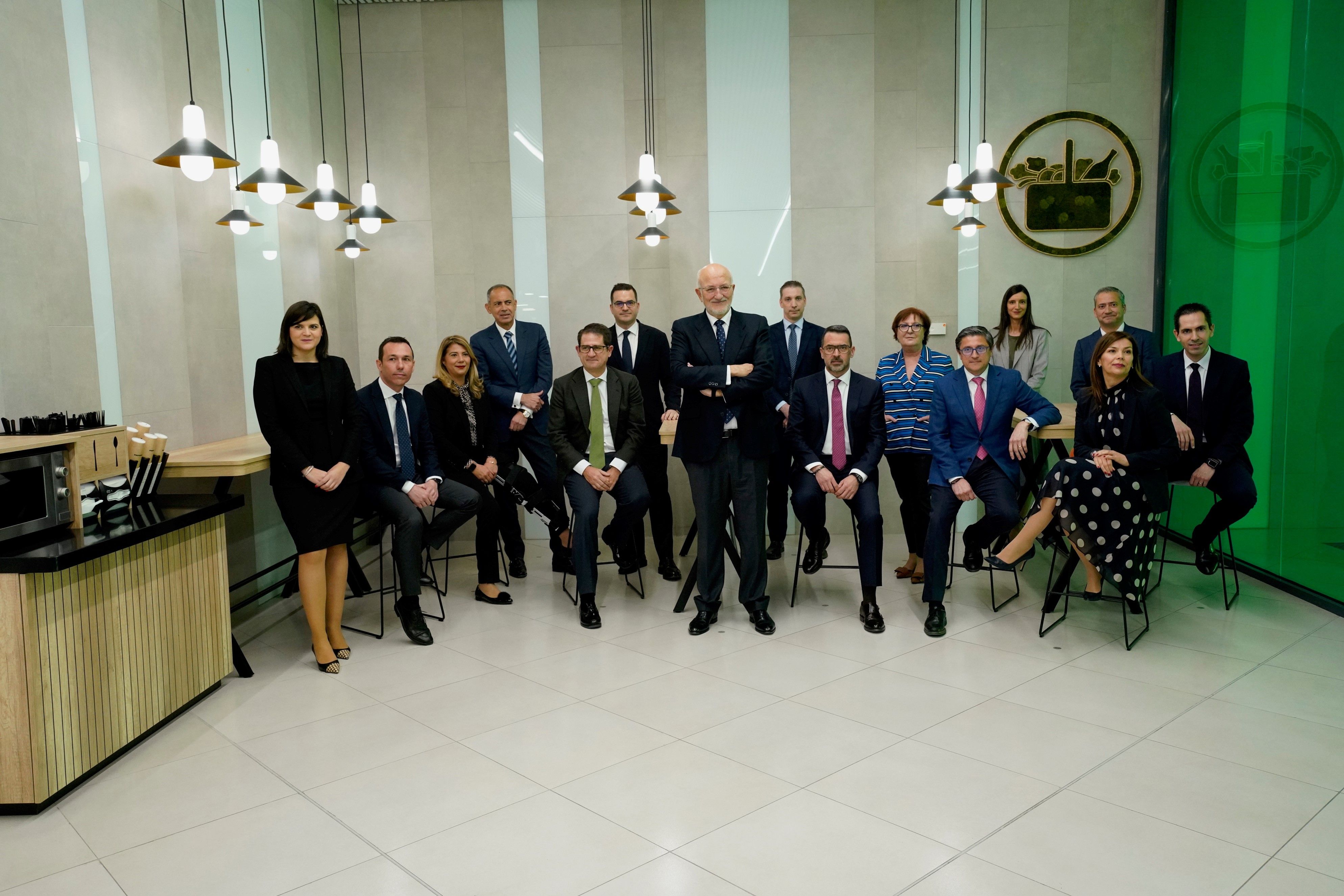 Juan Roig y miembros del Comitè de Direcció de Mercadona en la zona de tablas y sillas del nuevo modelo de tienda eficiente | Cedida Juan Roig y miembros del Comitè de Direcció de Mercadona en la zona de tablas y sillas del nuevo modelo de tienda eficiente | Cedida