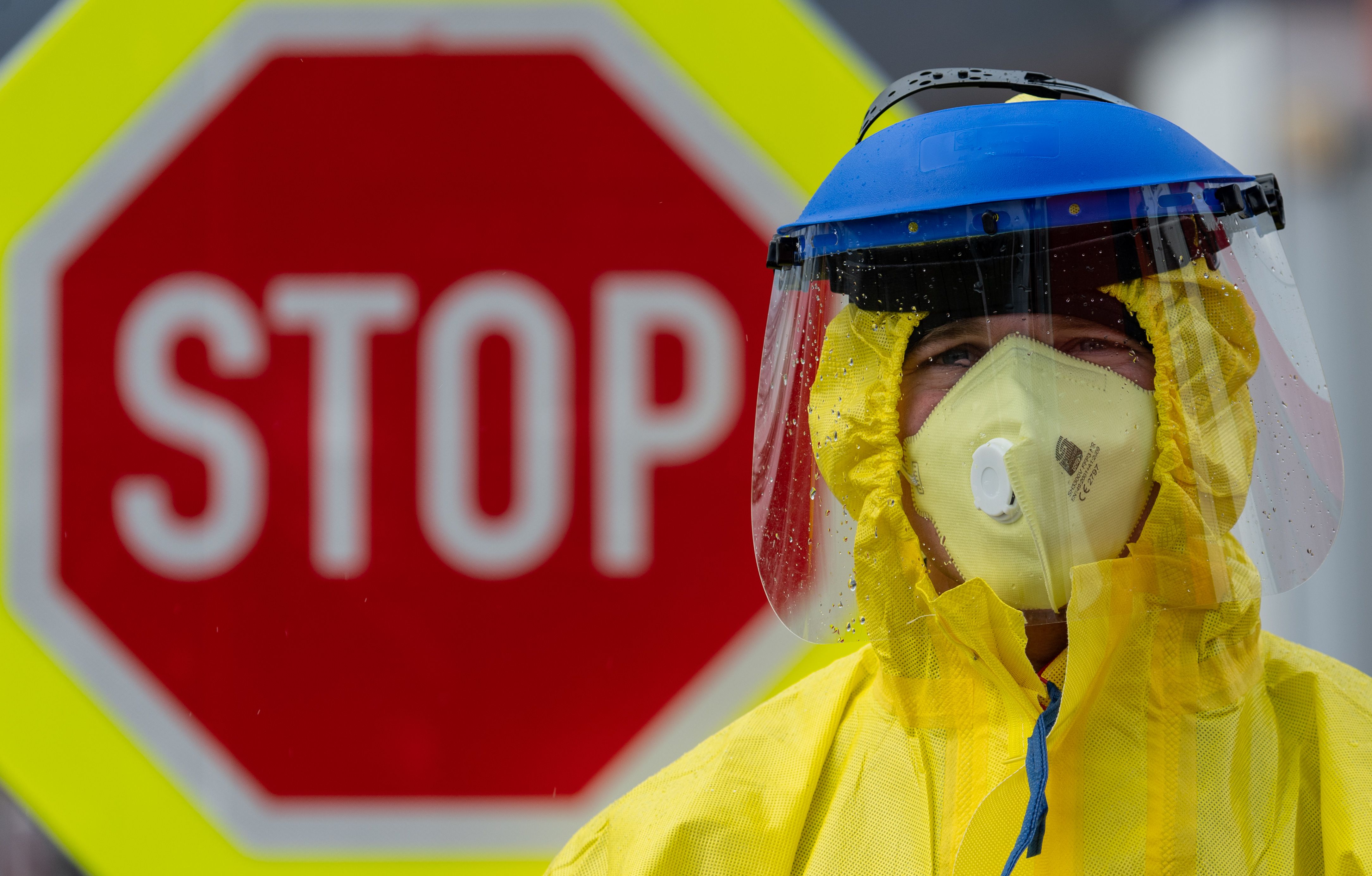 Una persona protegida durant una desinfecció pel coronavirus | Europa Press