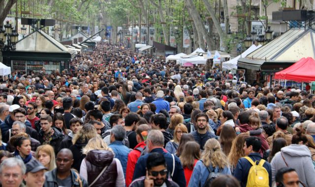 Gent passejant per La Rambla de Barcelona durant la diada de Sant Jordi del 2019 | ACN