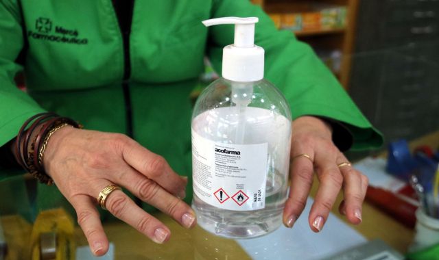 Un dels últims gels desinfectants que queden en una farmàcia | ACN