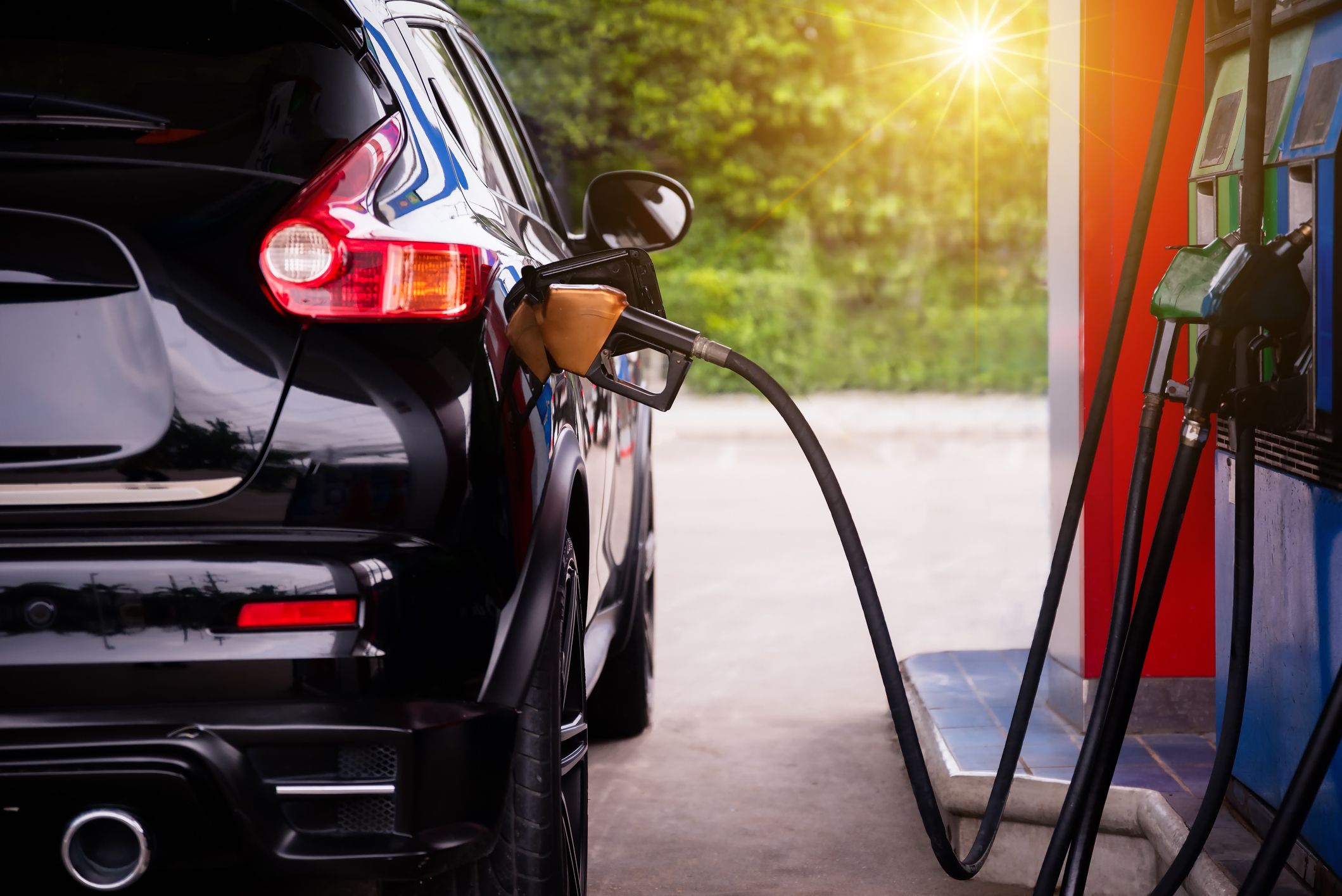 El precio de la gasolina hace caer el IPC al marco̧ | iStock
