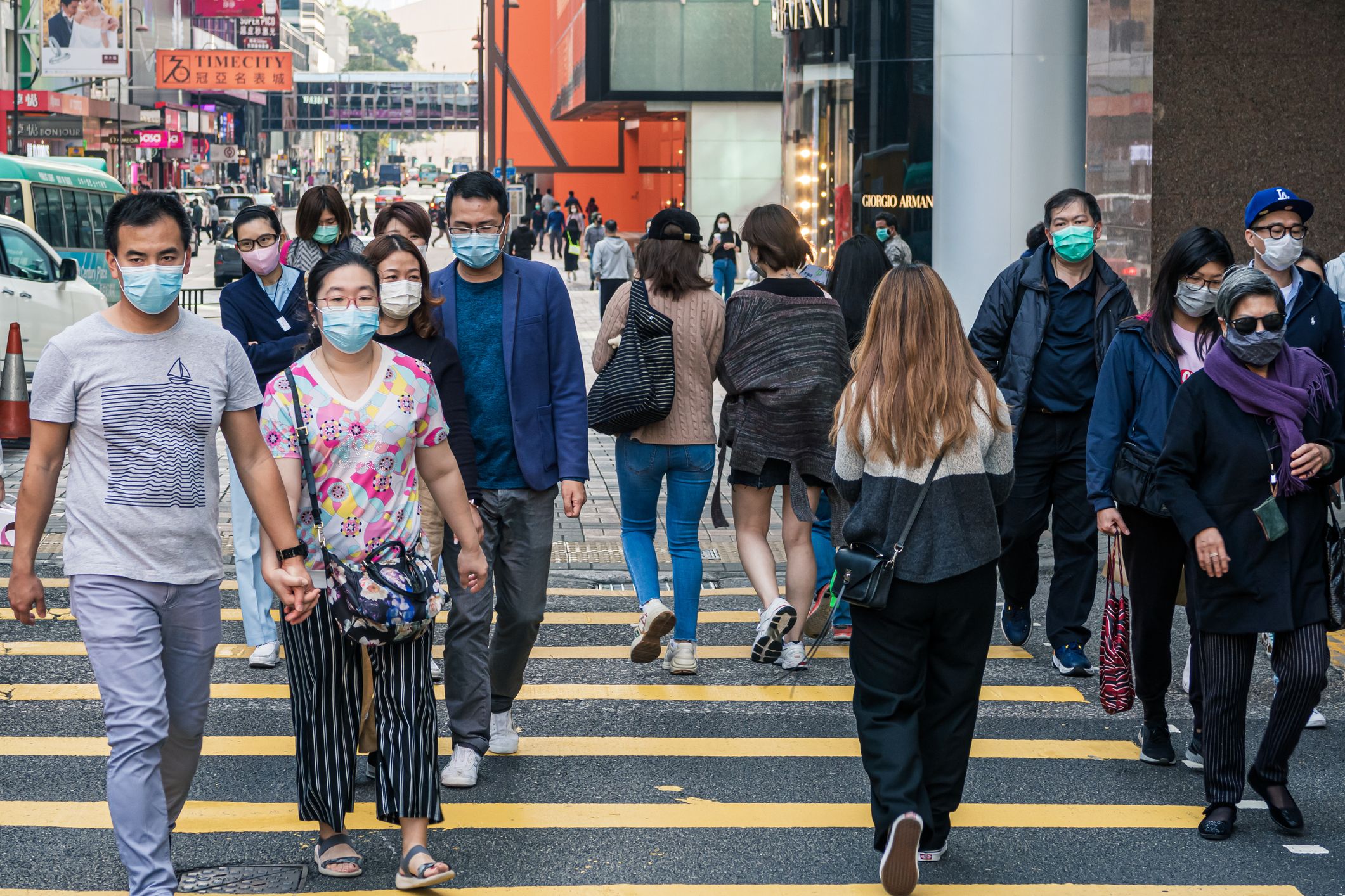 Gent caminant pels carrers de Hong Kong | iStock