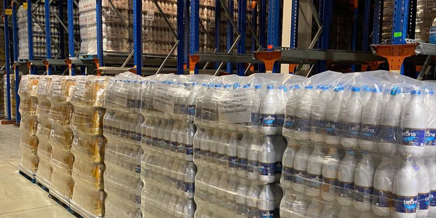 Las botellas de Cacaolat y leche, a punto para ser repartidas | Cedida Las botellas de Cacaolat y leche, a punto para ser repartidas | Cedida