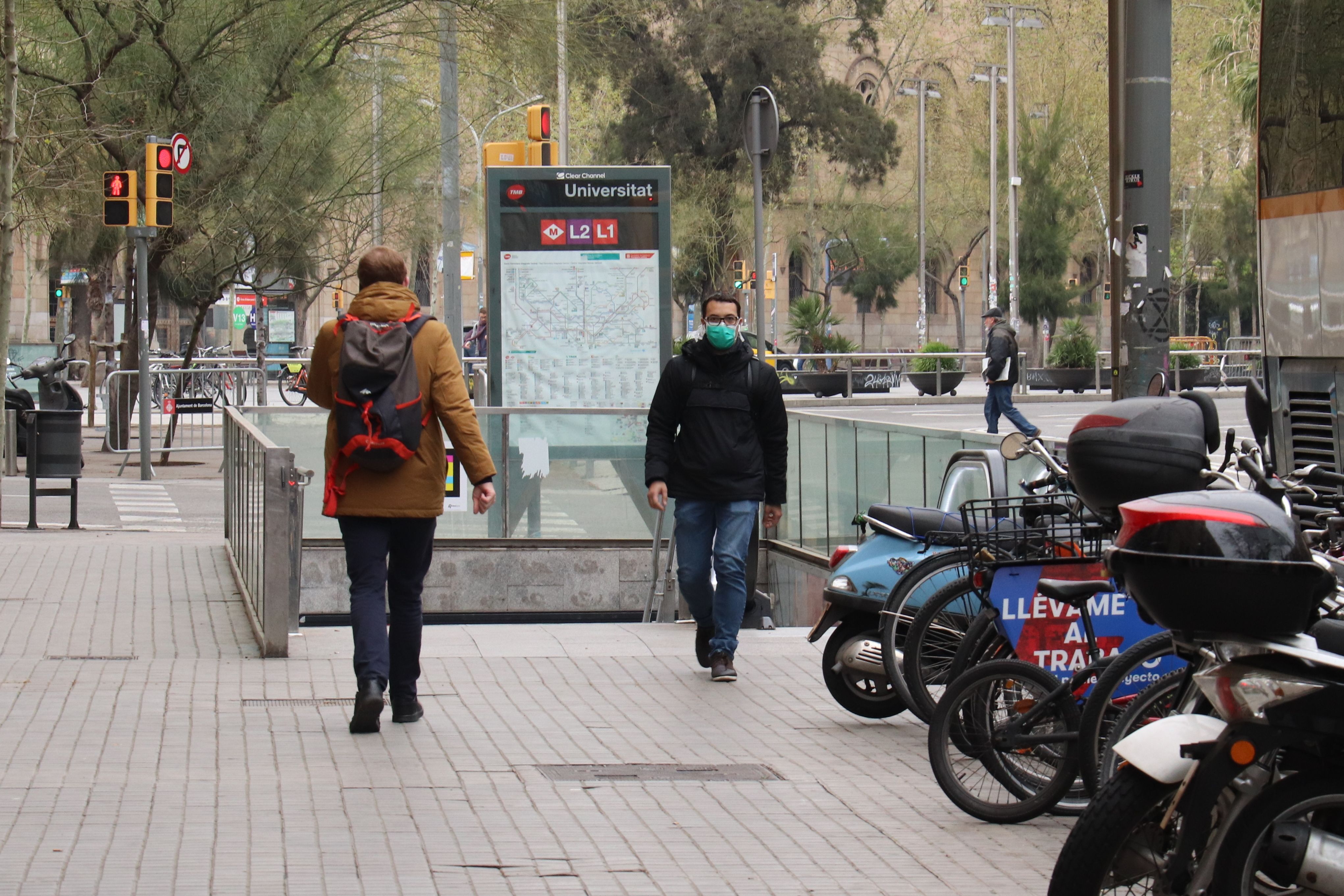 Un hombre con mascareta saliente de la parada de metro de Universidad. | ACN Un hombre con mascareta saliente de la parada de metro de Universidad. | ACN