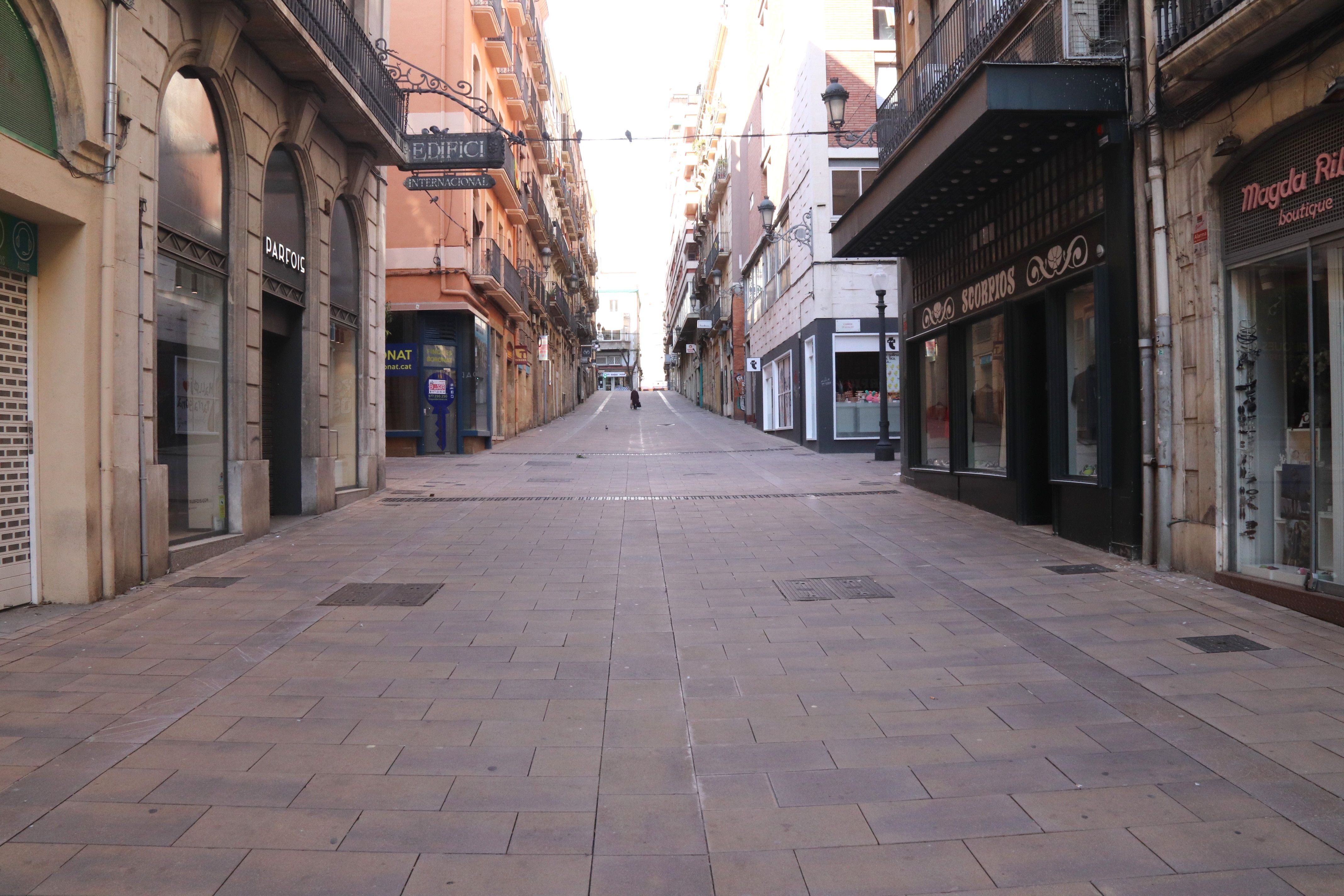 El carrer Comte de Rius de Tarragona, amb comerços tancats i sense gent| ACN (E. Tost) El carrer Comte de Rius de Tarragona, amb comerços tancats i sense gent| ACN (E. Tost)