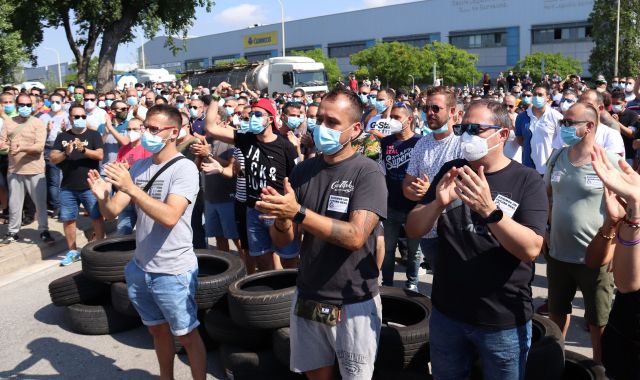 Els treballadors de Nissan aplaudeixen durant l'assemblea a les portes de l'empresa | ACN