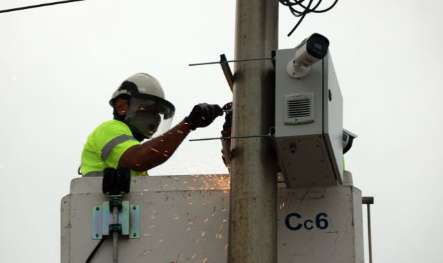 Un operari instal·la càmeres a les platges de Barcelona | M. Codola (ACN)
