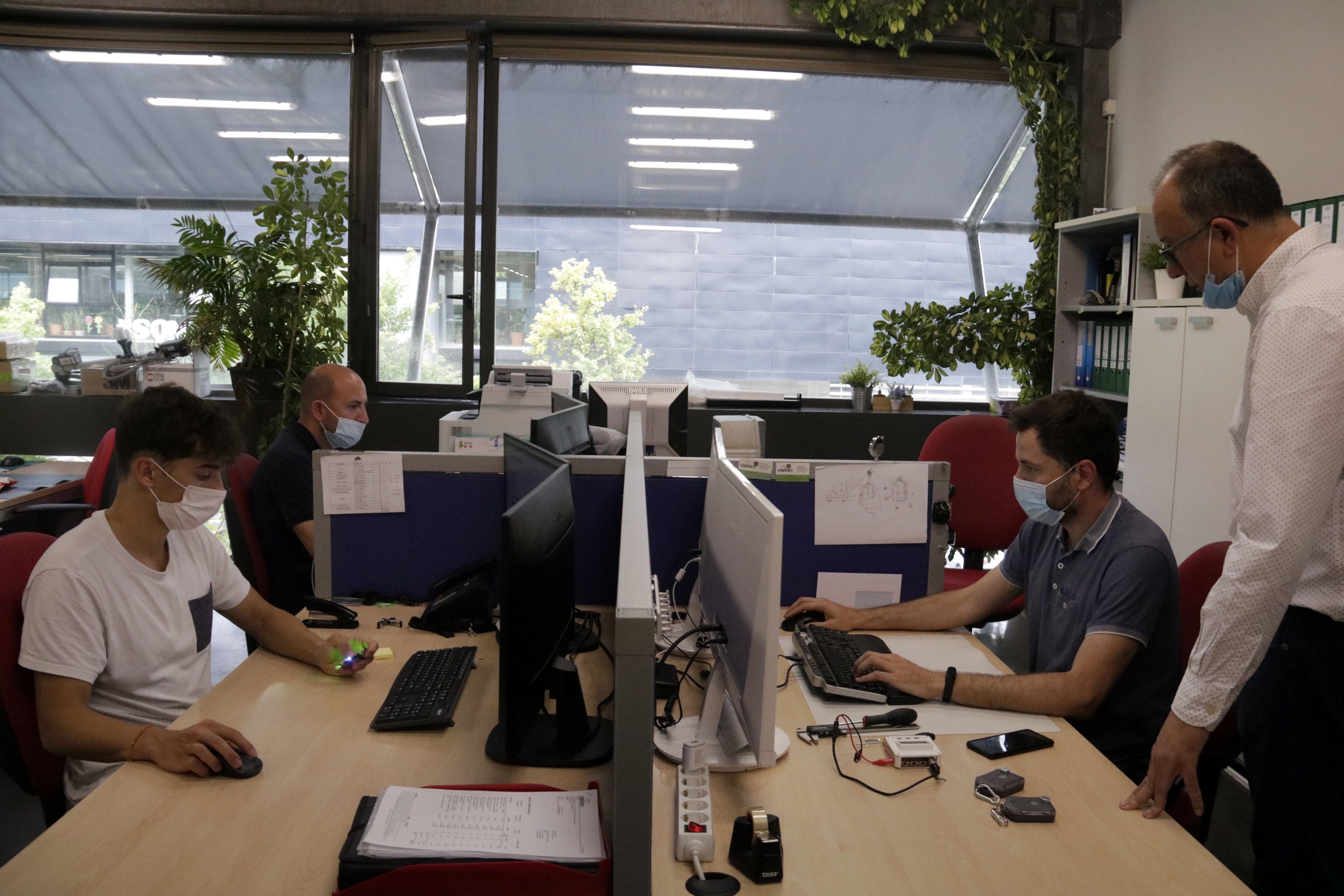 Los trabajadores de Claitec prueban el sensor para garantizar la distància de seguridad al trabajo | ACN Los trabajadores de Claitec prueban el sensor para garantizar la distància de seguridad al trabajo | ACN