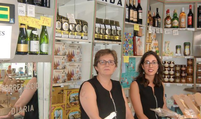 Maria Sardà i Marta Izquierdo a la botiga abans de la segona reforma | Cedida