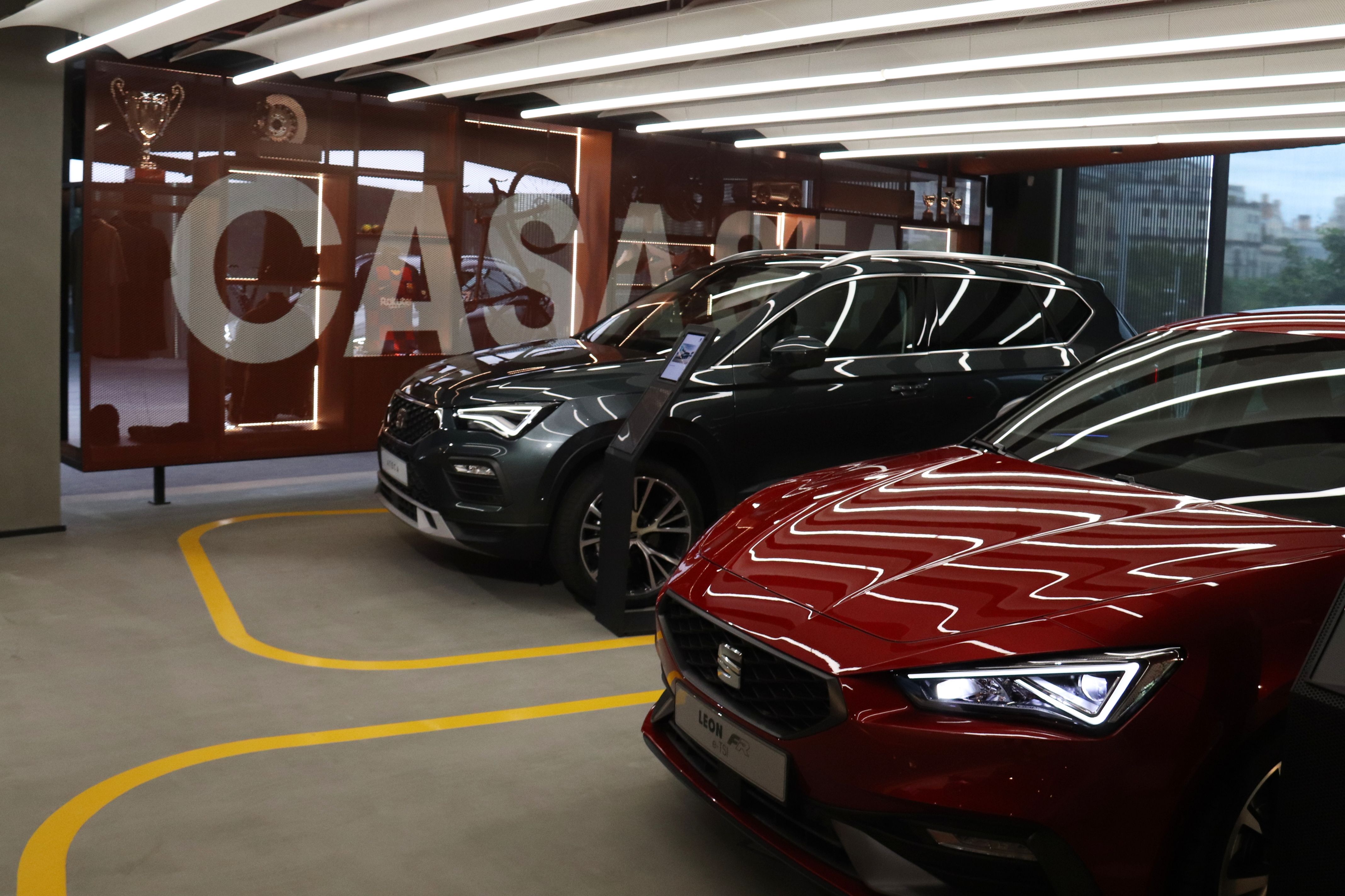Dos vehículos expuestos en Casa Seat | ACN Dos vehículos expuestos en Casa Seat | ACN