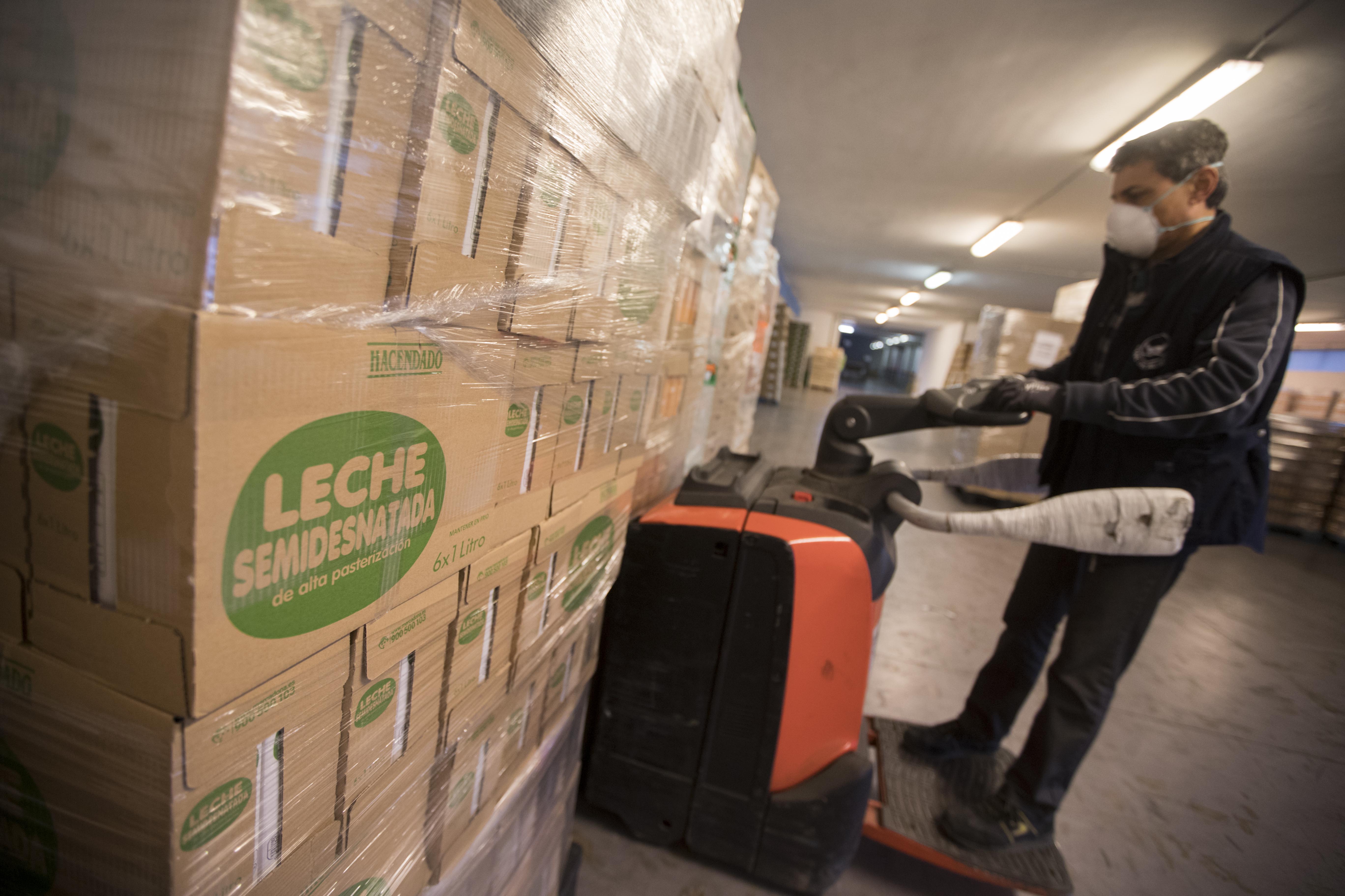 Un treballador de Mercadona gestionant la donació al Banc dels Aliments de Barcelona | Cedida Un treballador de Mercadona gestionant la donació al Banc dels Aliments de Barcelona | Cedida
