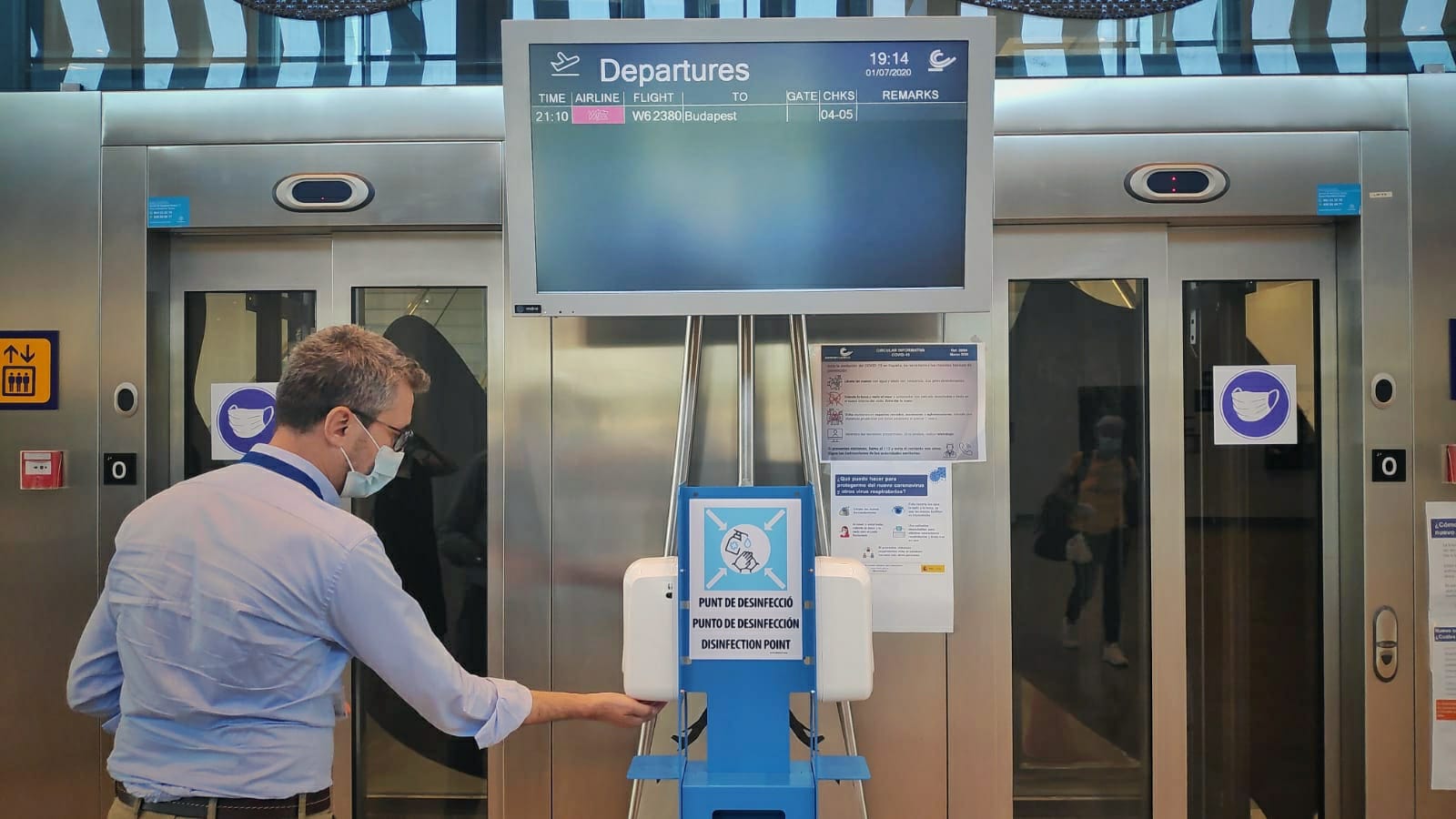 El consejero España en un punto de desinfección del aeropuerto de Castelló | GVA El consejero España en un punto de desinfección del aeropuerto de Castelló | GVA