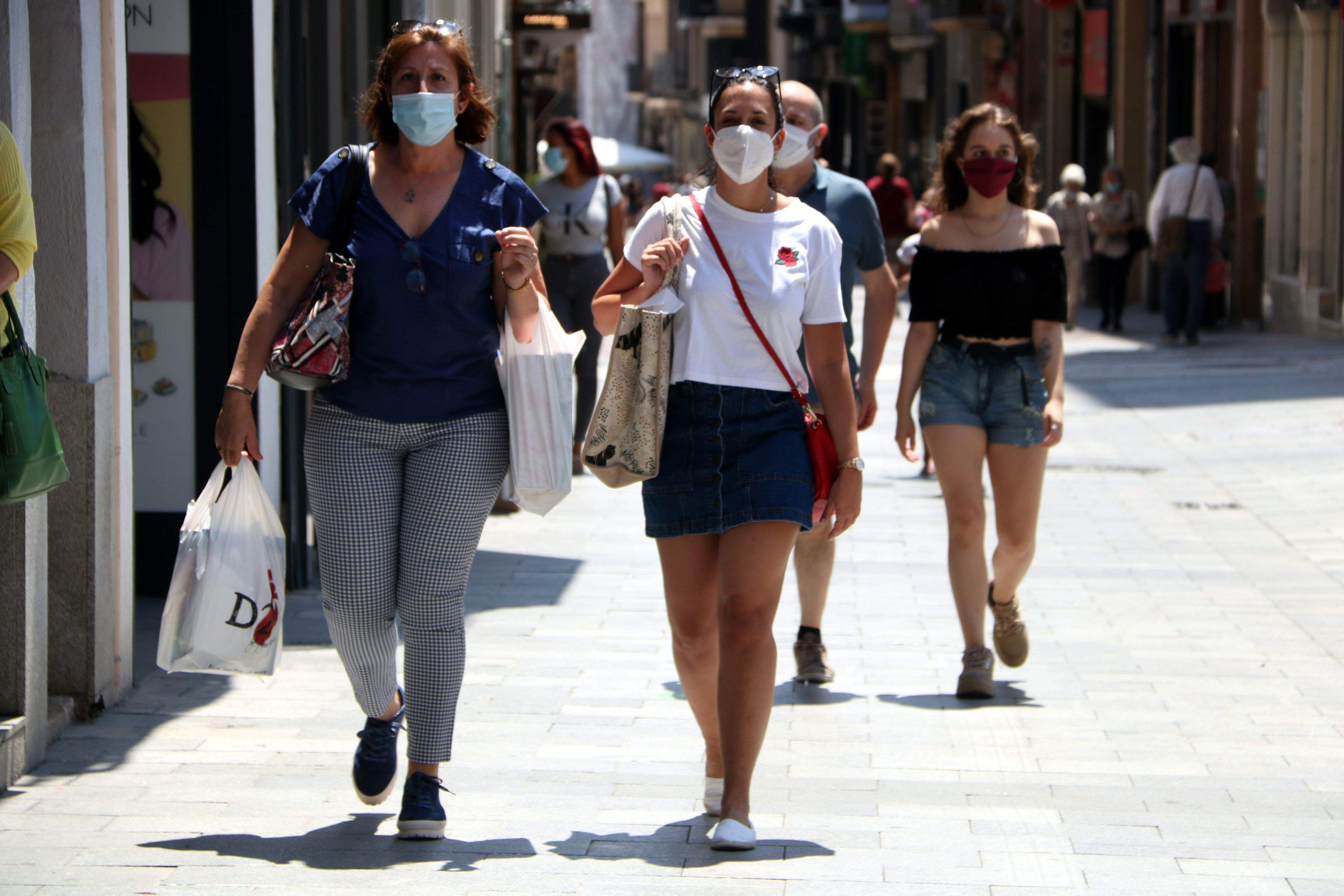 Dues dones portant bosses de compres al carrer Monterols de Reus | M. Rovira (ACN)