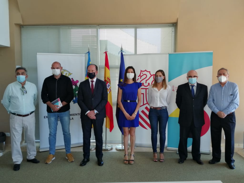 Representants de la conselleria i de l'Ajuntament d'Orihuela amb la consellera al centre | GVA Representants de la conselleria i de l'Ajuntament d'Orihuela amb la consellera al centre | GVA