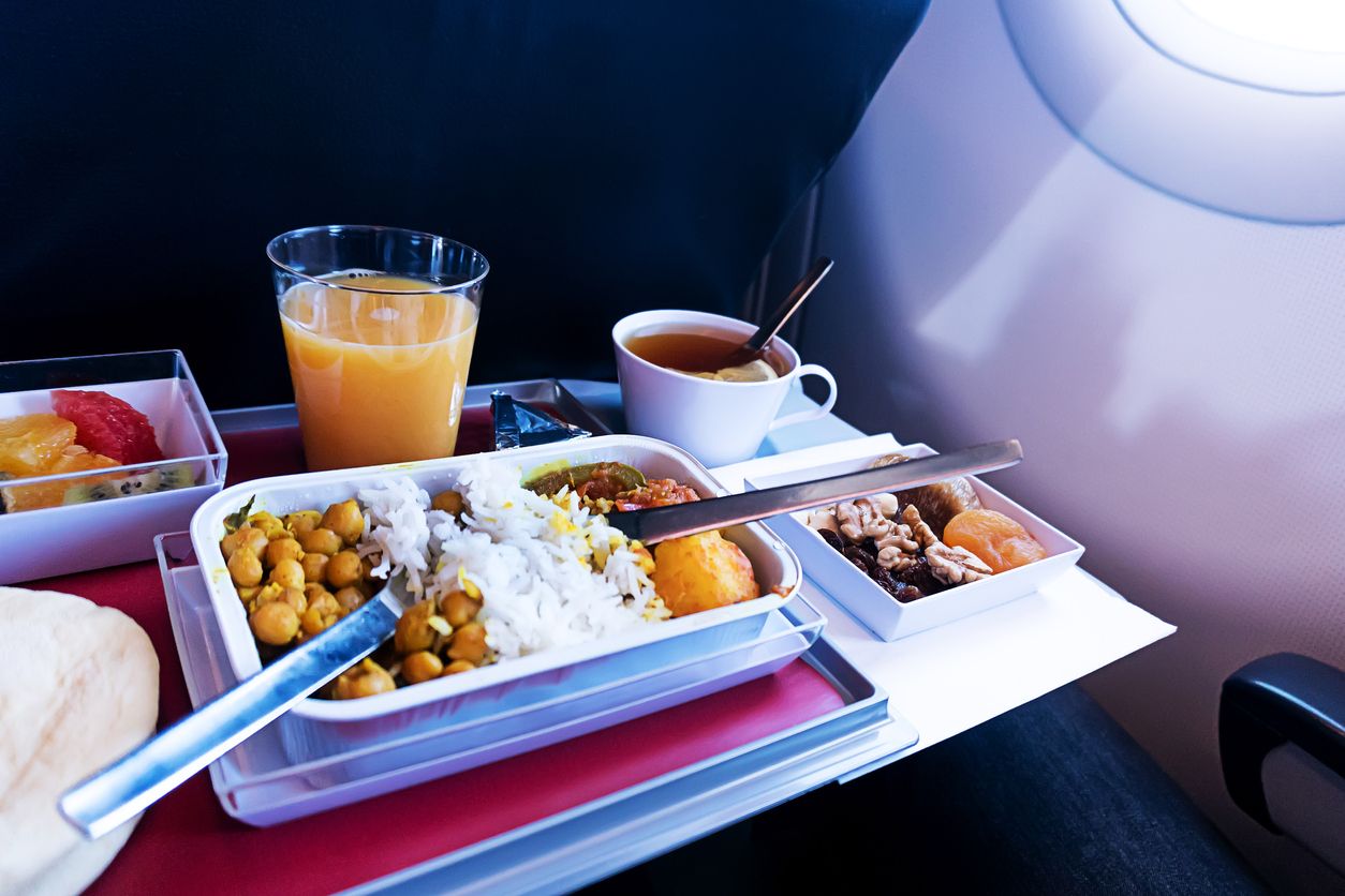 Menjar que se serveix a bord d'un avió en classe turista | iStock Menjar que se serveix a bord d'un avió en classe turista | iStock