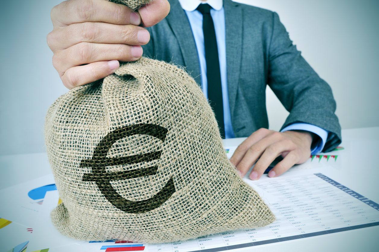 El sector bancario ha devuelto 2.384,5 millones de euros a los clientes afectados por una cláusula suelo | iStock El sector bancario ha devuelto 2.384,5 millones de euros a los clientes afectados por una cláusula suelo | iStock