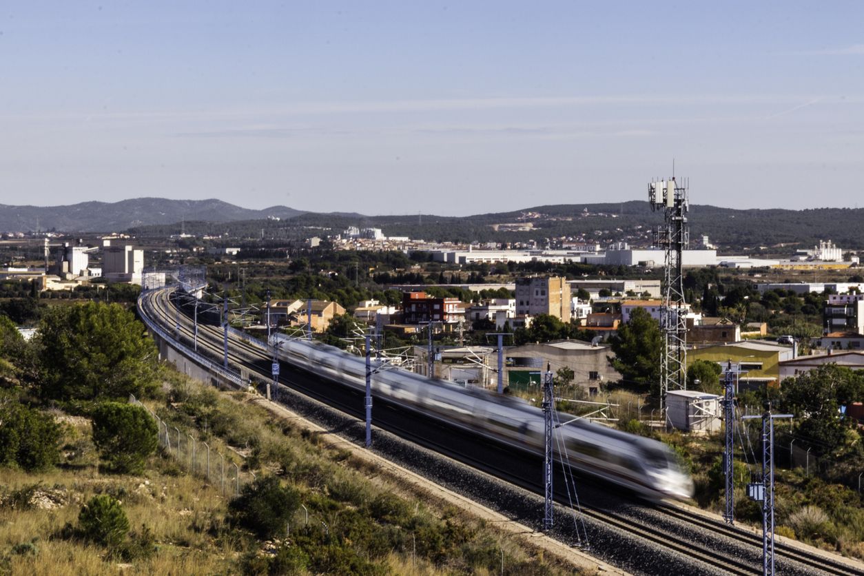 Renfe ofrece a Cataluña cerca de 40.000 plazas de trenes AVE y Larga Distancia | iStock Renfe ofrece a Cataluña cerca de 40.000 plazas de trenes AVE y Larga Distancia | iStock