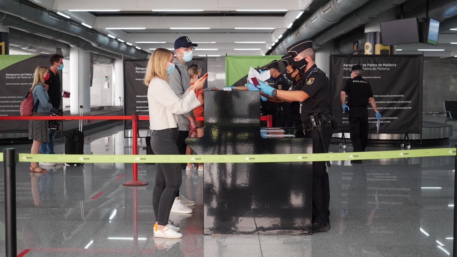 Turistes arriben a l'aeroport de Palma per passar uns dies a les Balears | Europa Press Turistes arriben a l'aeroport de Palma per passar uns dies a les Balears | Europa Press